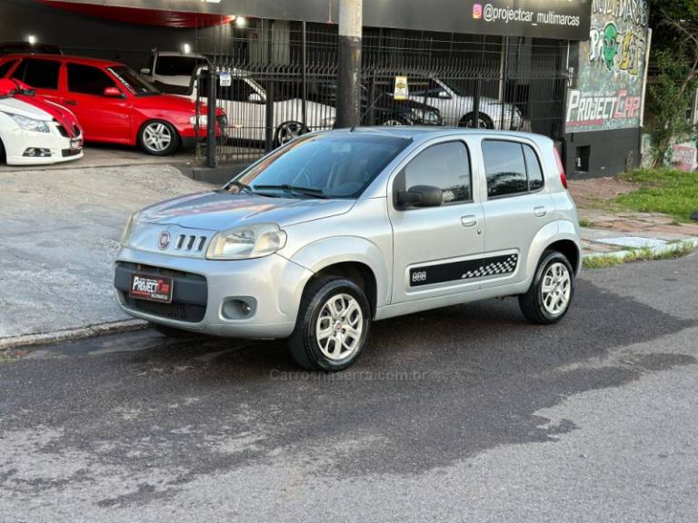 FIAT - UNO - 2013/2014 - Prata - R$ 27.900,00