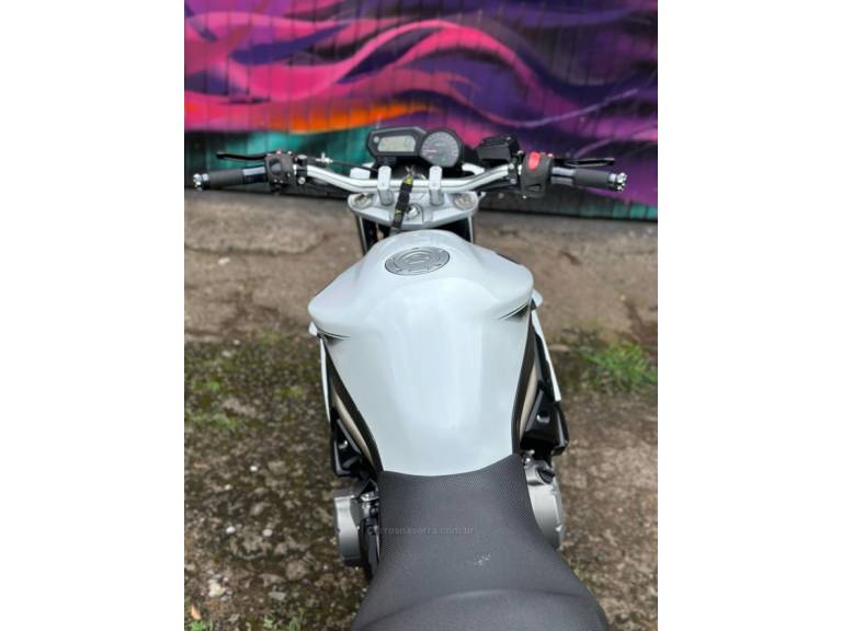 YAMAHA - XJ6 N - 2011/2011 - Branca - R$ 34.900,00