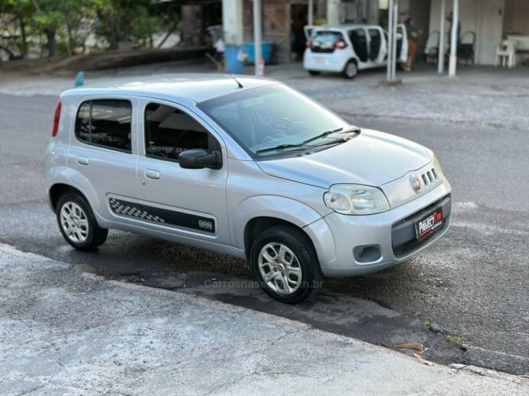 FIAT - UNO - 2013/2014 - Prata - R$ 27.900,00